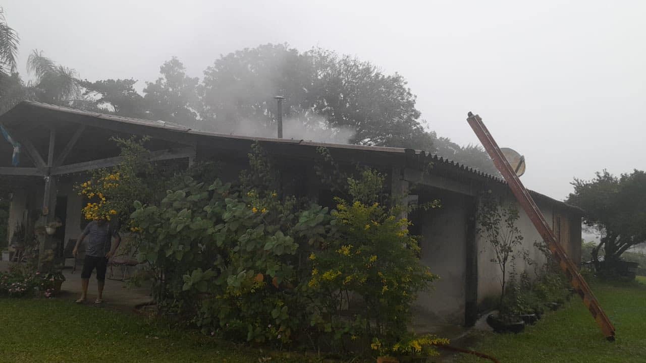 Moradores e bombeiros combatem incêndio em residência em Sentinela do Sul