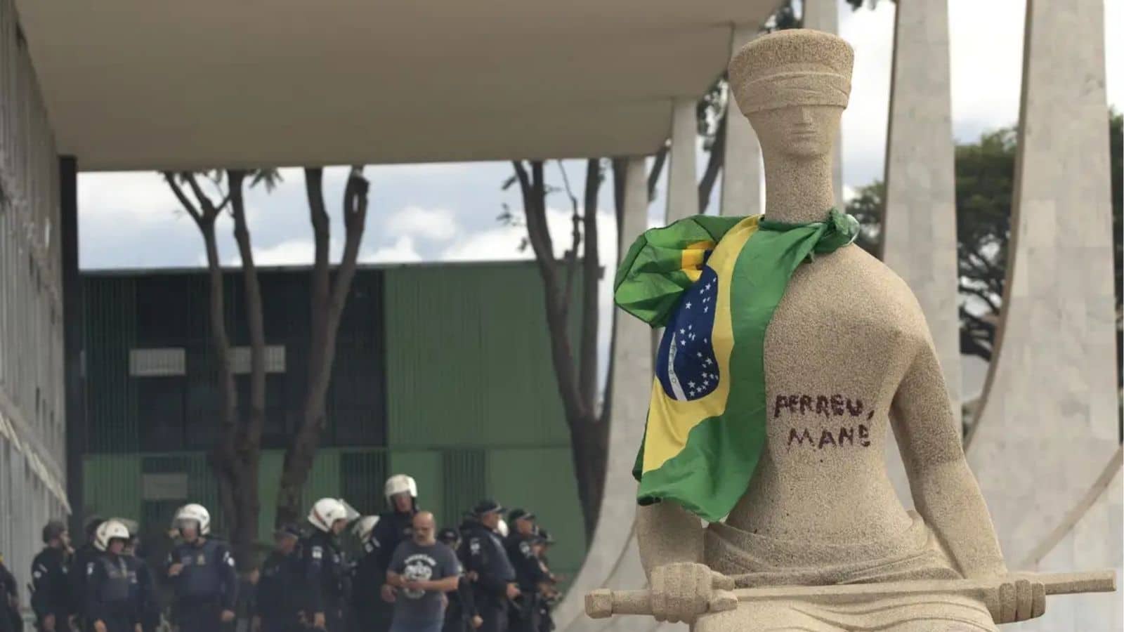 Moraes rejeita revisar pena de Débora do Batom, condenada pelo 8/1