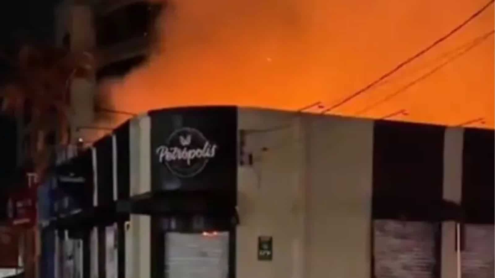 Incêndio destrói padaria e outras três lojas na zona Leste de Porto Alegre