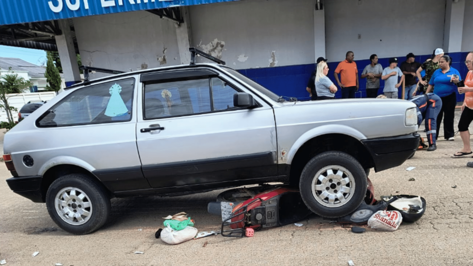 Acidente entre carro e moto é registrado no bairro Maria da Graça