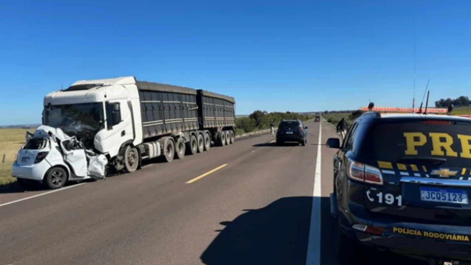 Colisão frontal entre carro e carreta deixa um morto na BR-392 em Bagé