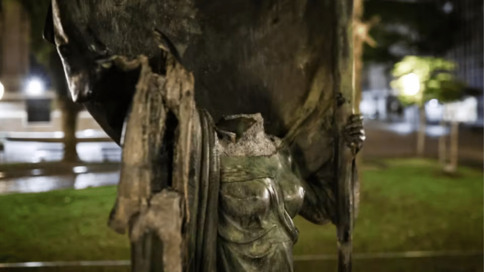 Estátua tem cabeça arrancada no centro de Porto Alegre