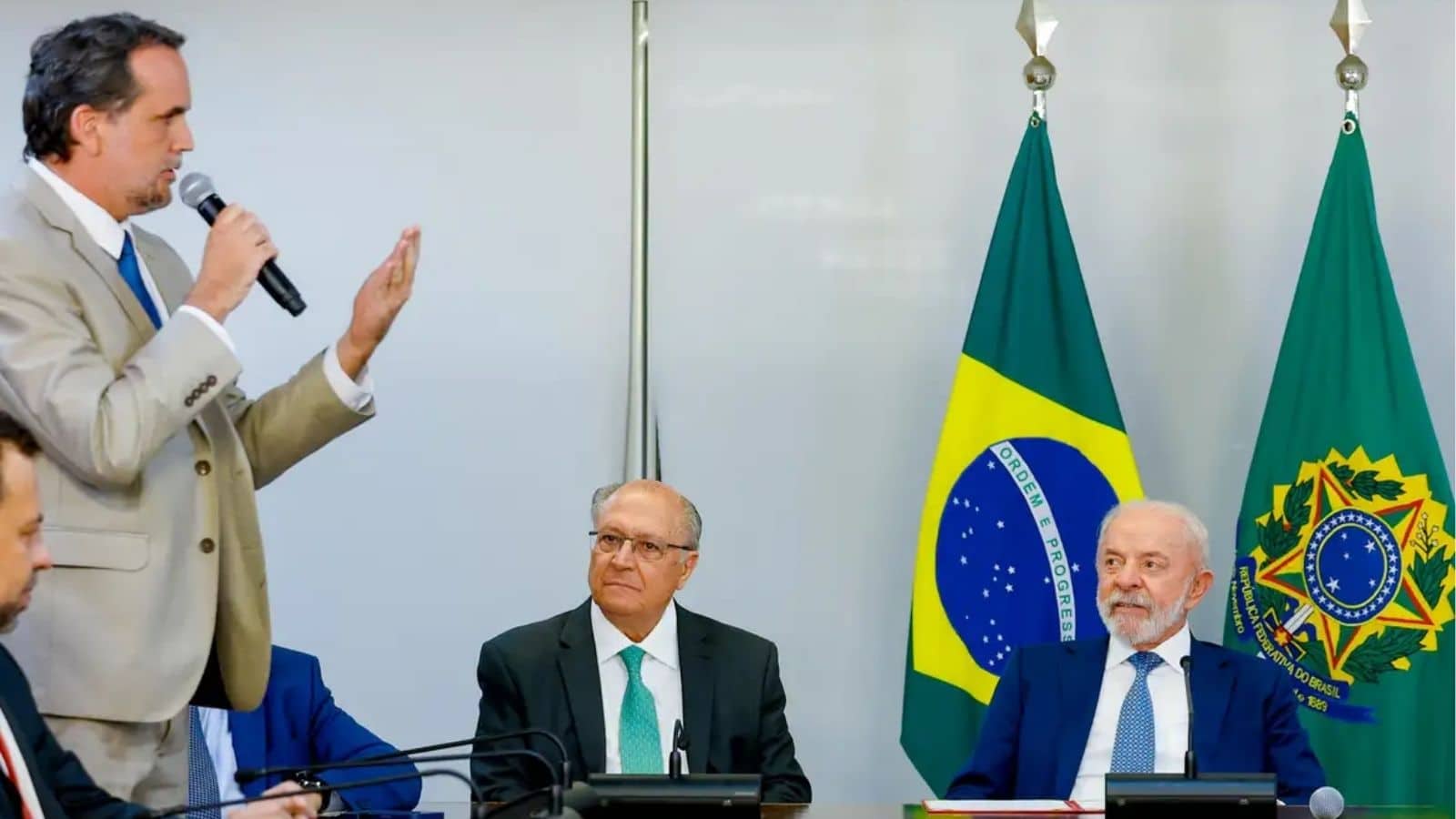 Lula assina MP e zera "taxa das blusinhas"