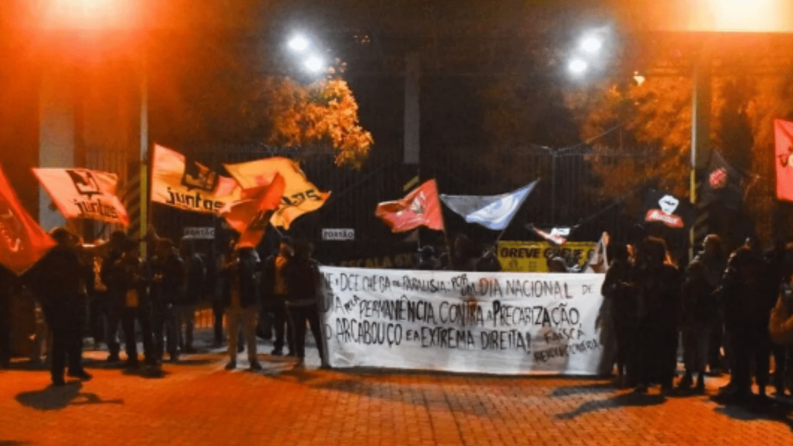 Servidores em greve trancam acesso a Campus da UFRGS em Porto Alegre