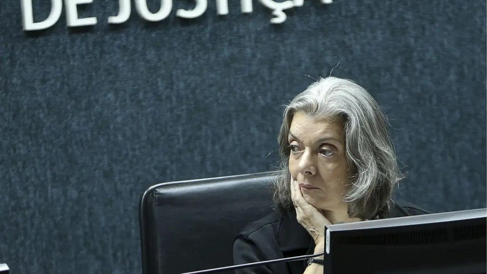 Cármen Lúcia vota por derrubar flexibilização da Lei da Ficha Limpa