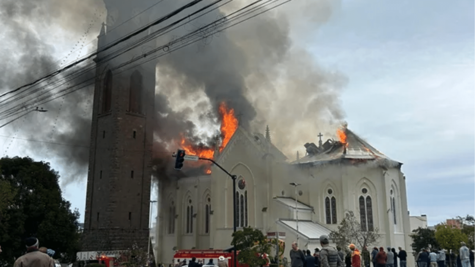 Igreja é atingida por incêndio em Flores da Cunha