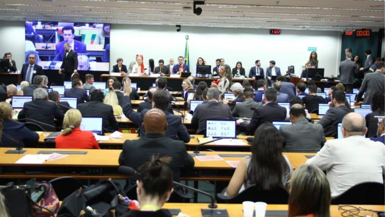 Fim da escala 6x1: Câmara aprova texto-base da PEC que reduz jornada e aumenta folgas
