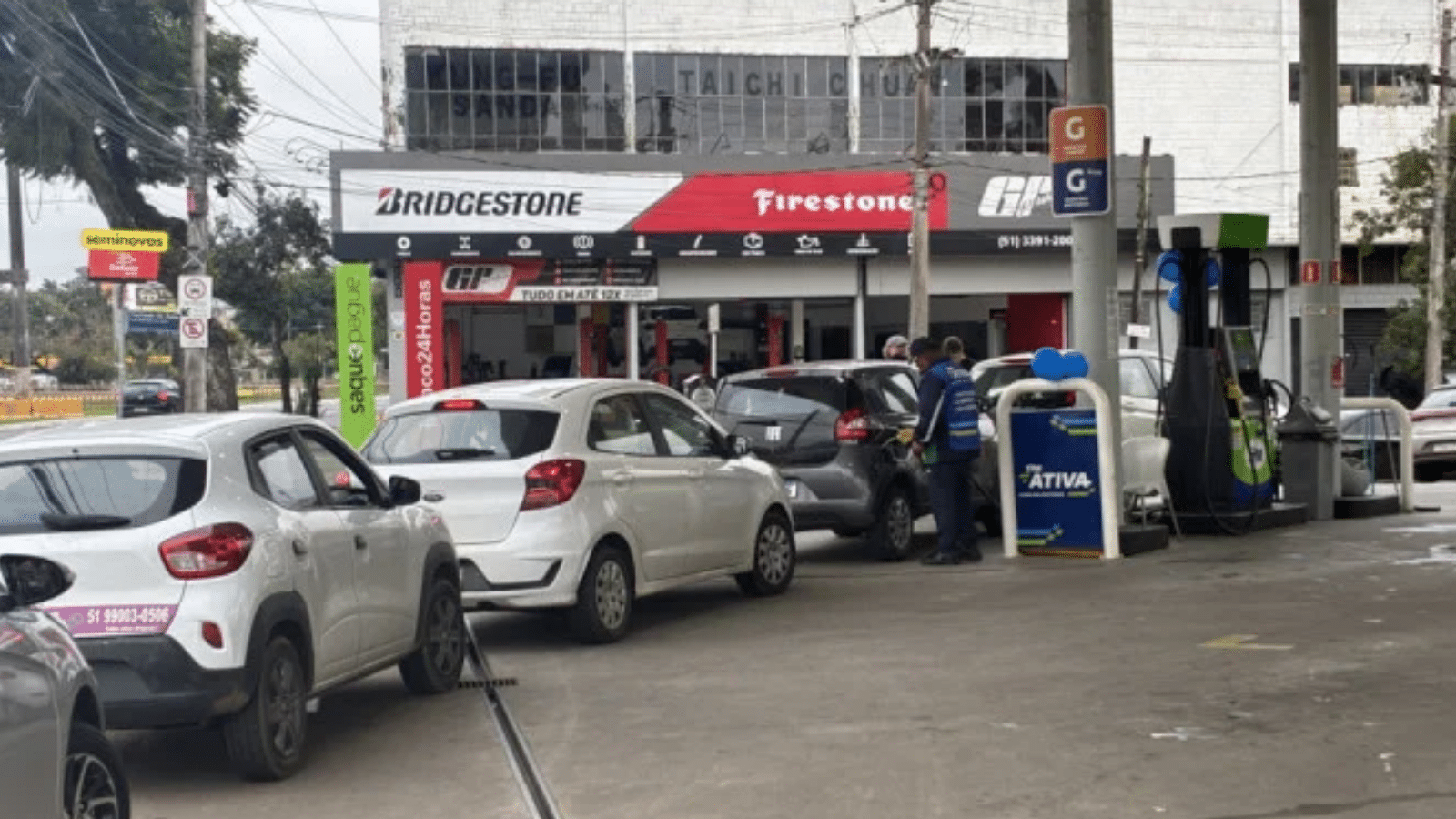 Gasolina com desconto gera fila em postos