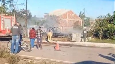 Incêndio de grandes proporções consome duas casas na BR-116 em Cristal
