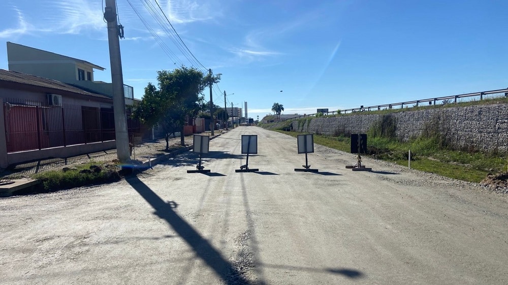 Rua ao lado da BR-116 recebe asfalto em Camaquã