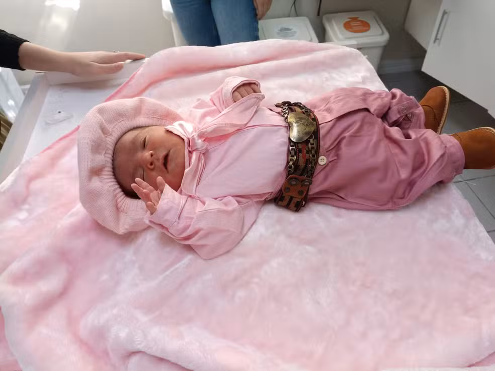 Mãe morre no parto e pai realiza último desejo com bebê