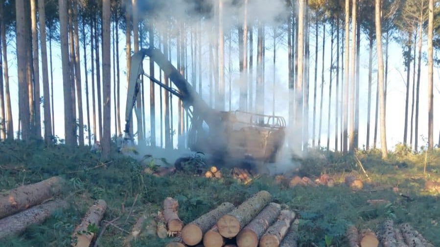 Incêndio destrói máquina agrícola em fazenda de Tapes