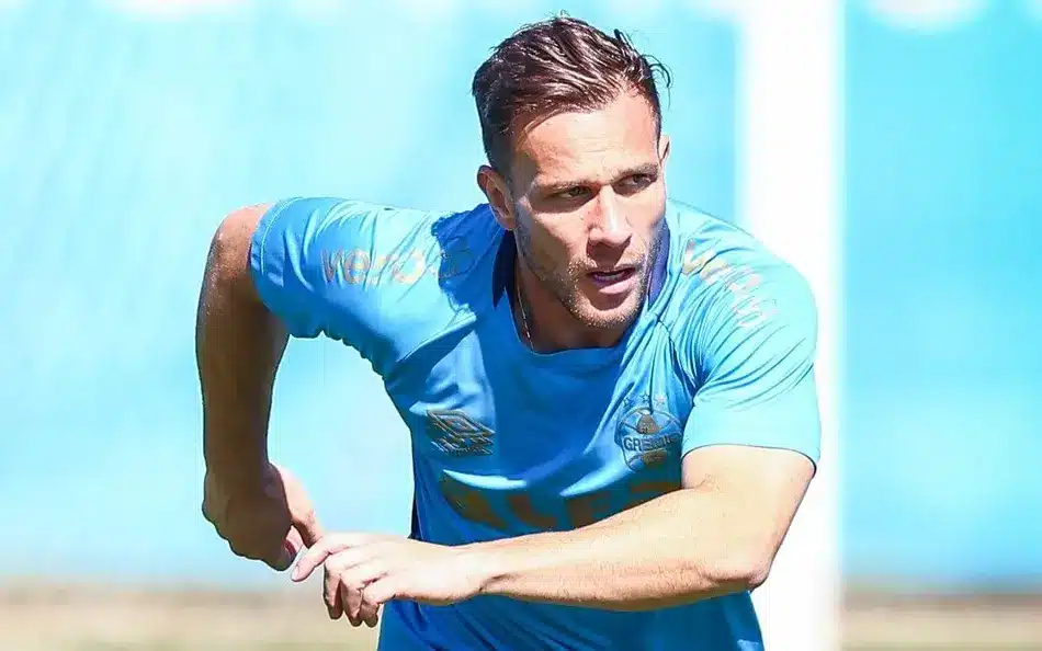 Arthur vai sair? Grêmio recusa proposta milionária e define futuro de craque