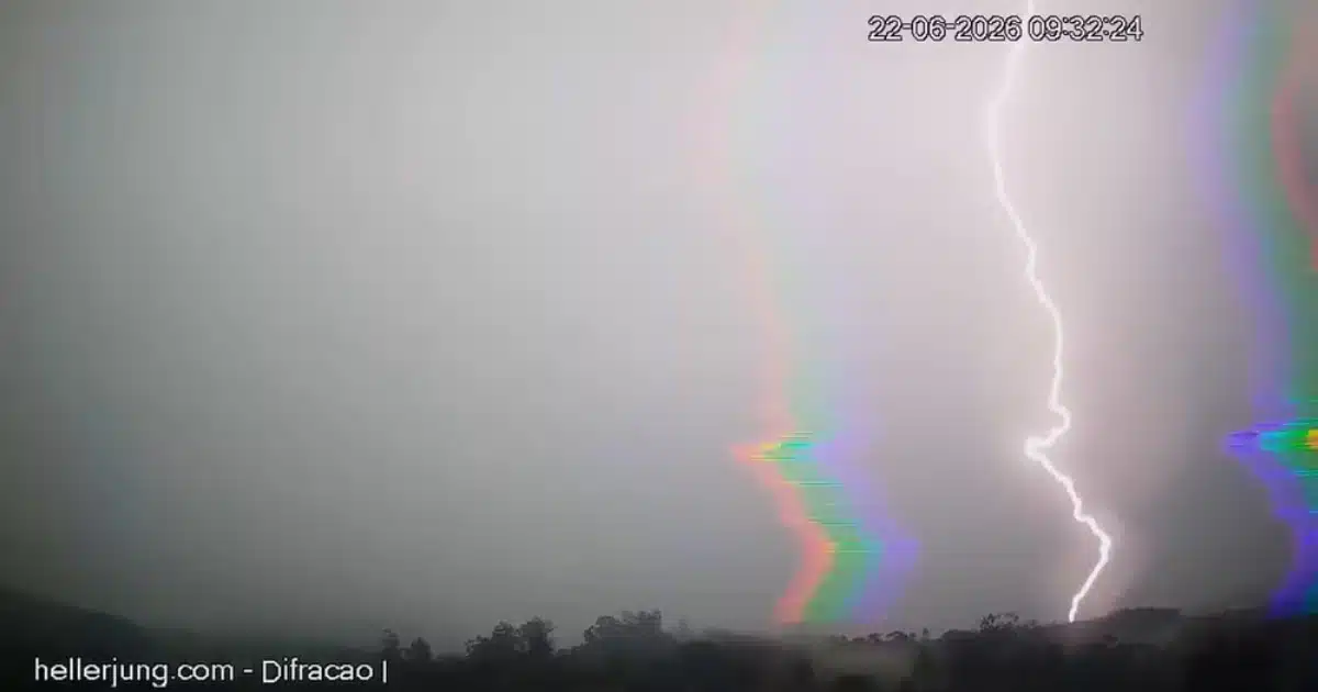 Raio "explode" em cores no céu do RS e imagem impressionante viraliza