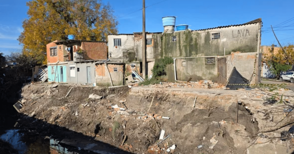 Cinco casas desabam às margens de canal em Pelotas