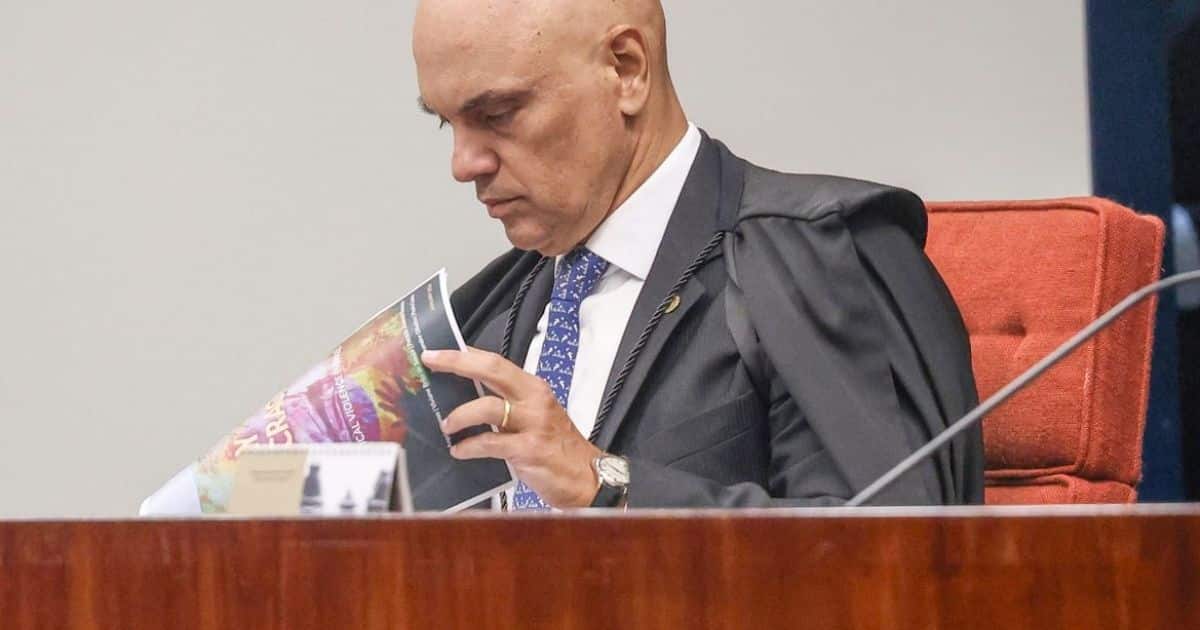 Moraes dá 24 horas para Bolsonaro explicar arma apreendida em blitz