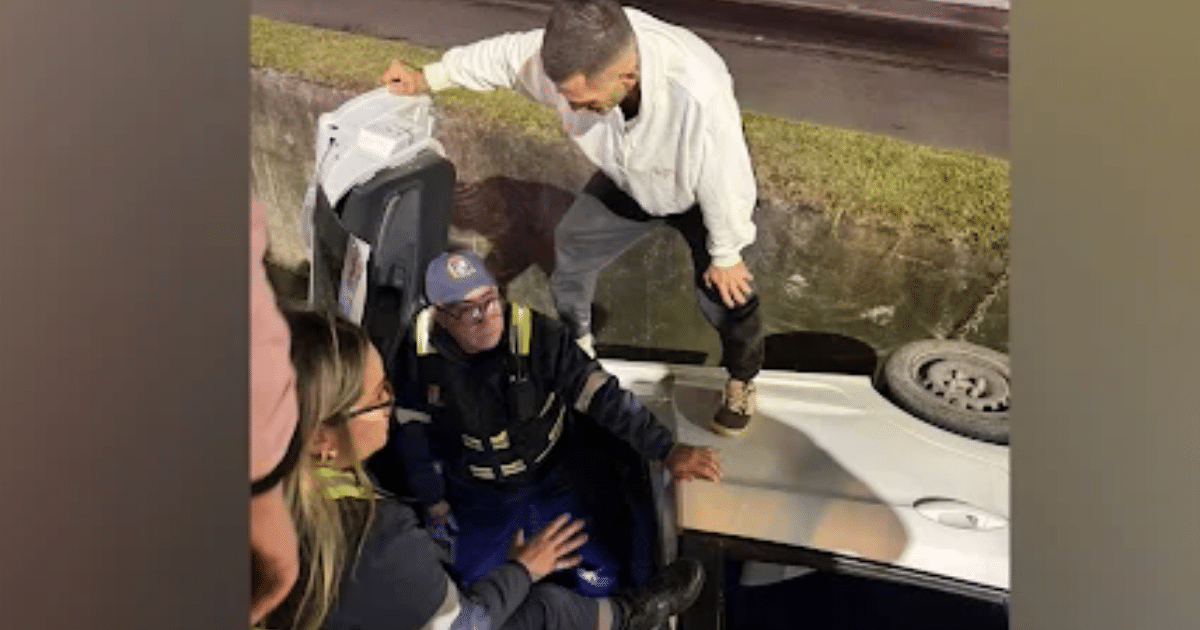 Idosa perde o controle de veículo e cai em canaleta de Pelotas