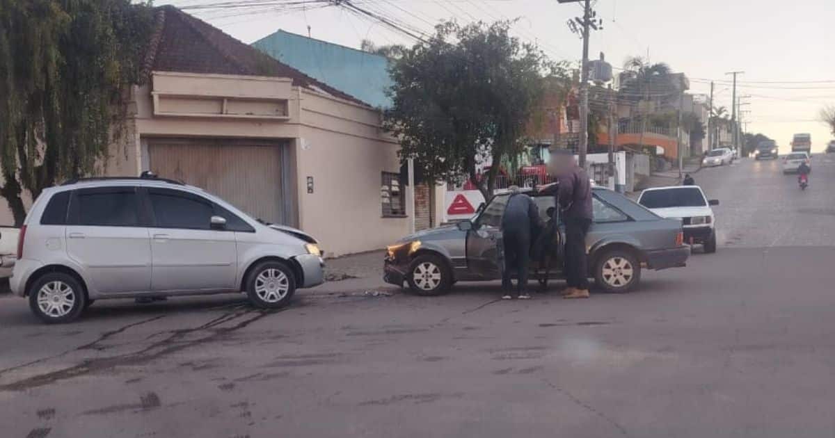 Acidente de trânsito causa transtornos em cruzamento do Centro de Camaquã