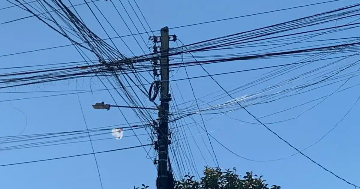 Operação promete acabar com excesso de fios em Camaquã