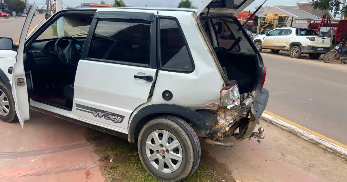 Carro vai parar em ciclovia durante acidente em Camaquã