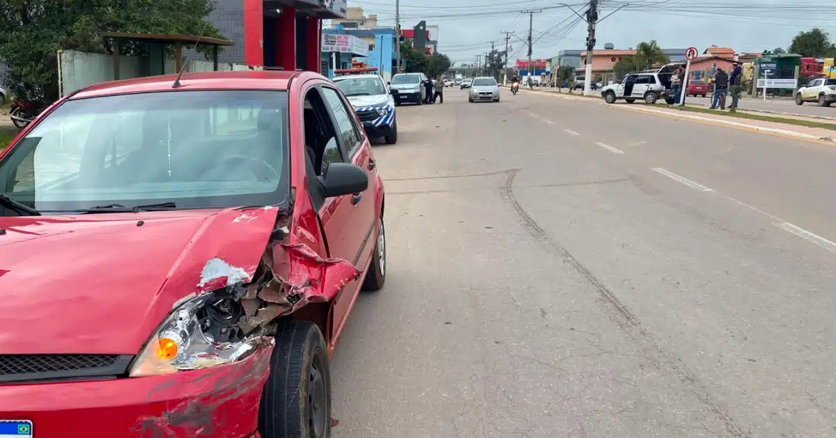 Carro vai parar em ciclovia durante acidente em Camaquã