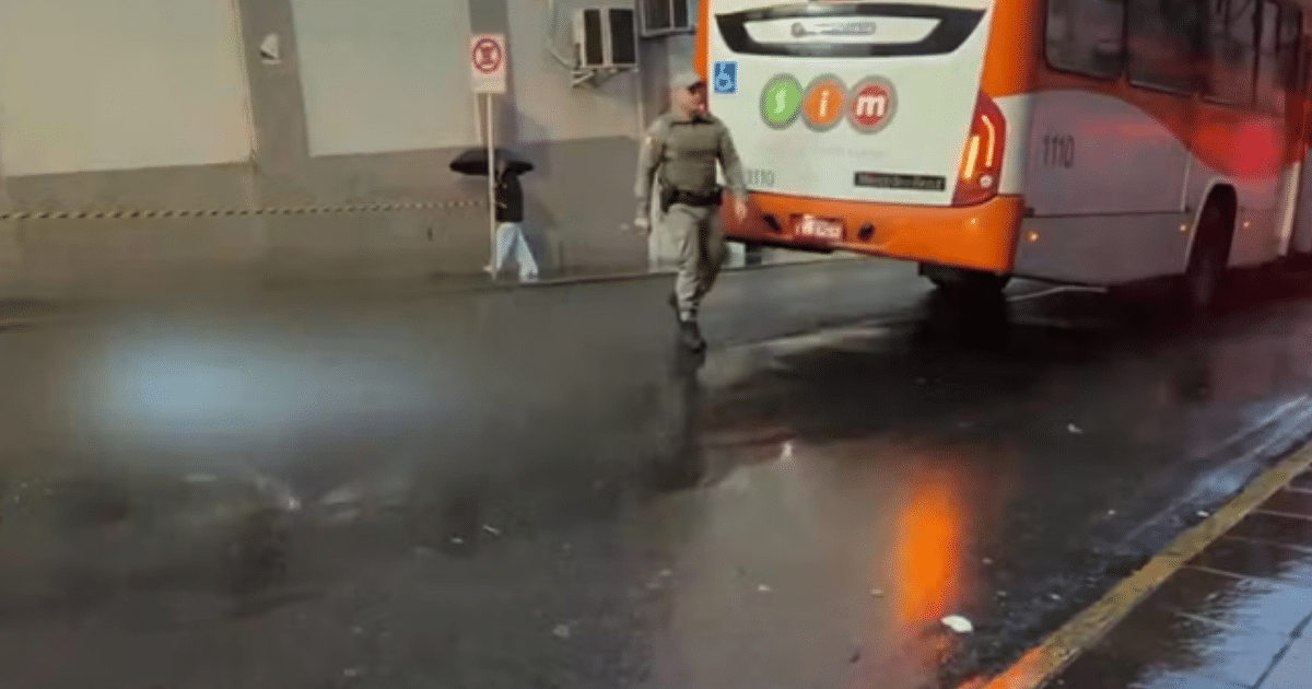 Mulher morre atropelada por ônibus quando atravessava a rua em Santa Maria