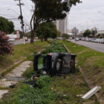 Carro capota e para dentro de canal em Pelotas