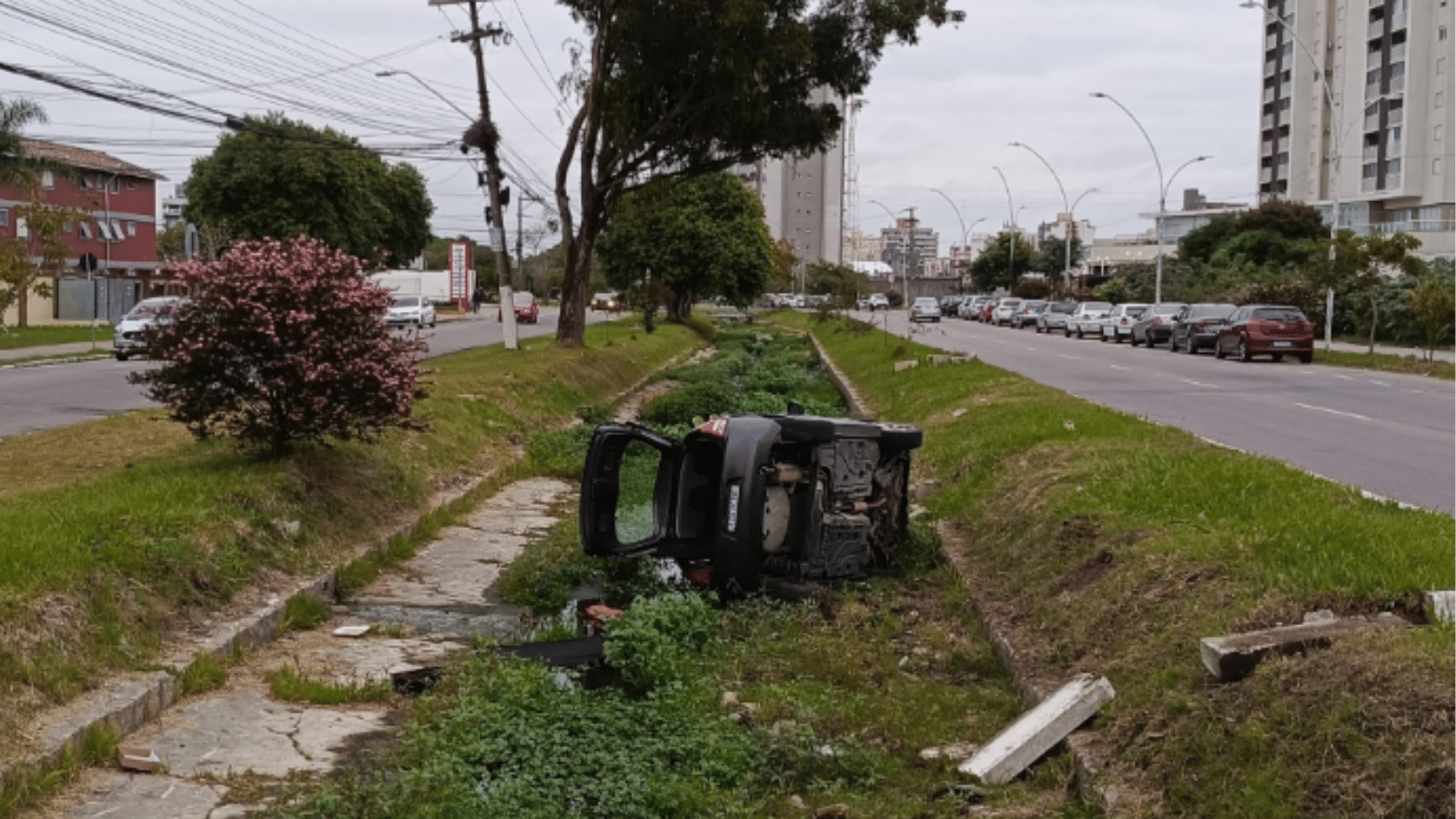 Carro capota e para dentro de canal em Pelotas