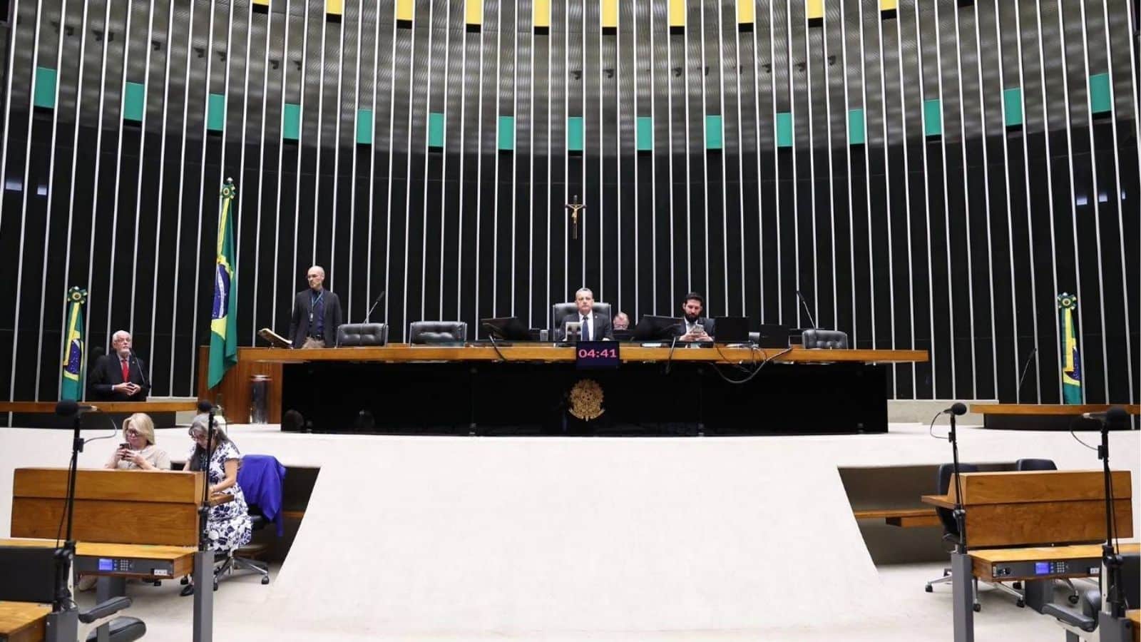 Em meio à análise da redução da escala 6x1, Congresso terá semana esvaziada por feriado