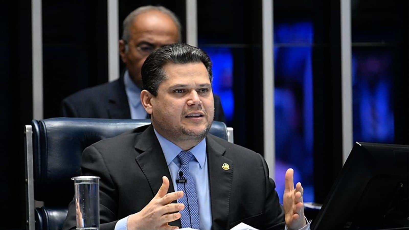 PEC da escala 6x1 não irá diretamente para o Plenário do Senado, diz Alcolumbre
