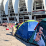 Em barracas, fãs de Luan Santana aguardam em fila por show de cantor em Porto Alegre