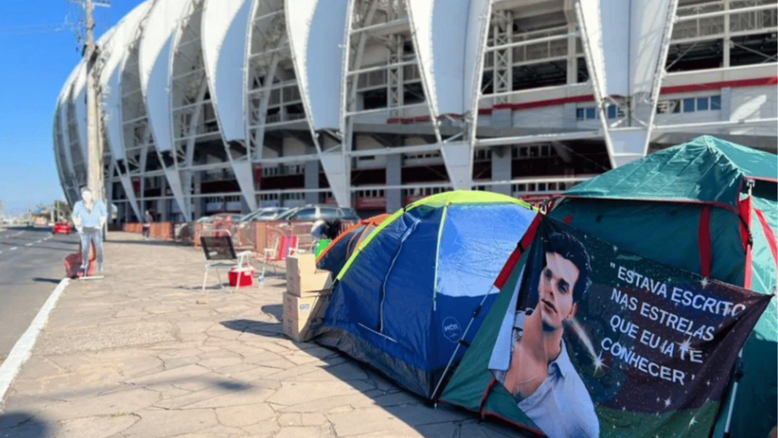 Em barracas, fãs de Luan Santana aguardam em fila por show de cantor em Porto Alegre
