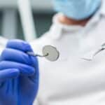 Justiça mantém condenação de clínica odontológica e dentistas por falhas em implantes dentários