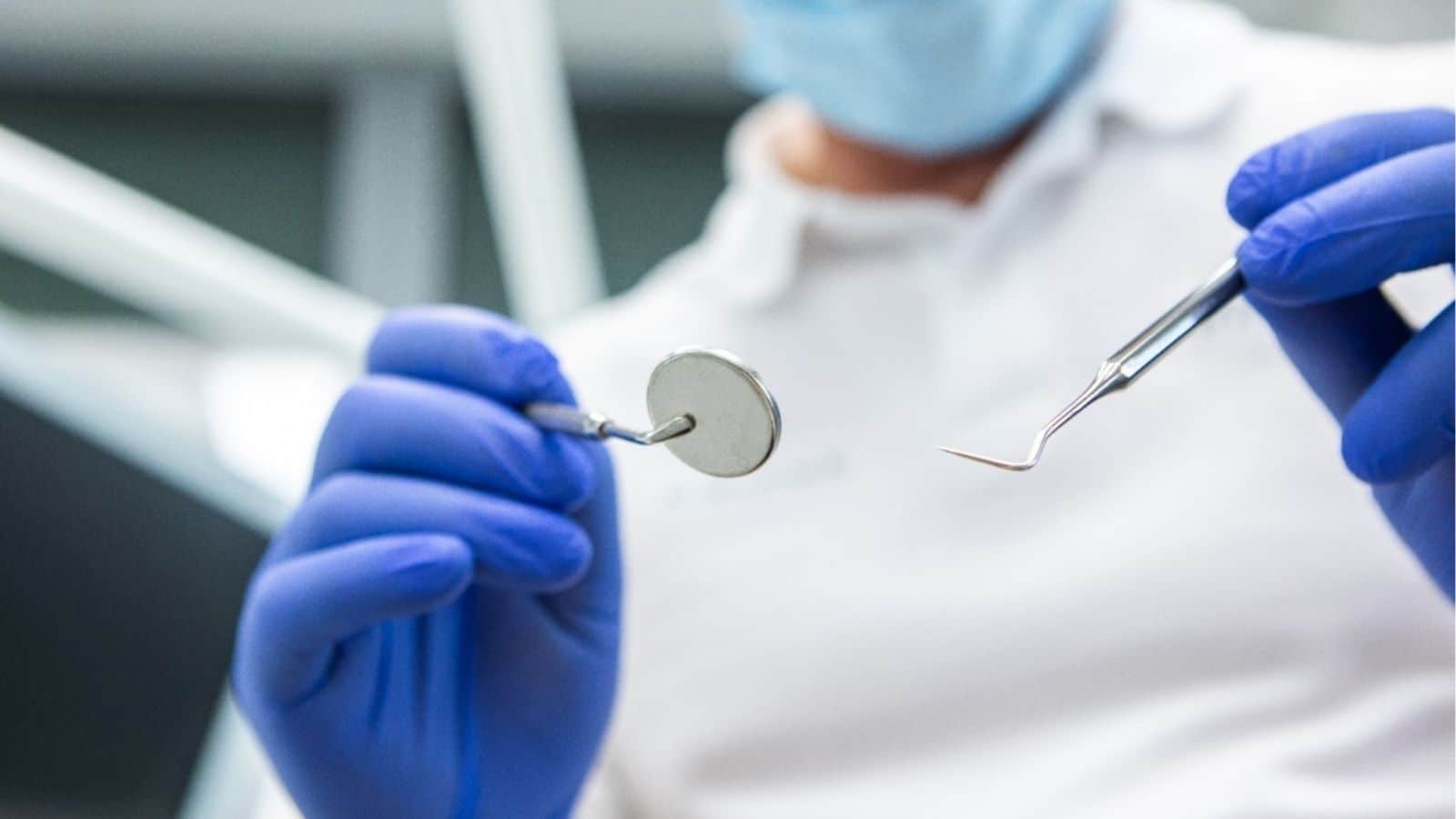 Justiça mantém condenação de clínica odontológica e dentistas por falhas em implantes dentários