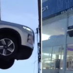 Funcionário erra manobra e carro fica pendurado em concessionária de Porto Alegre