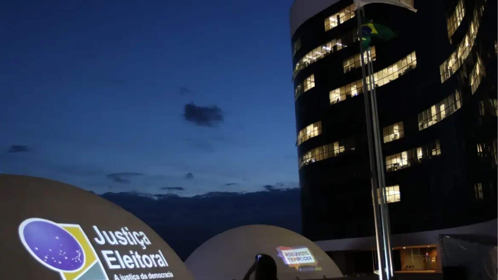 TSE adia decisão sobre suspensão de pesquisa de voto para presidente