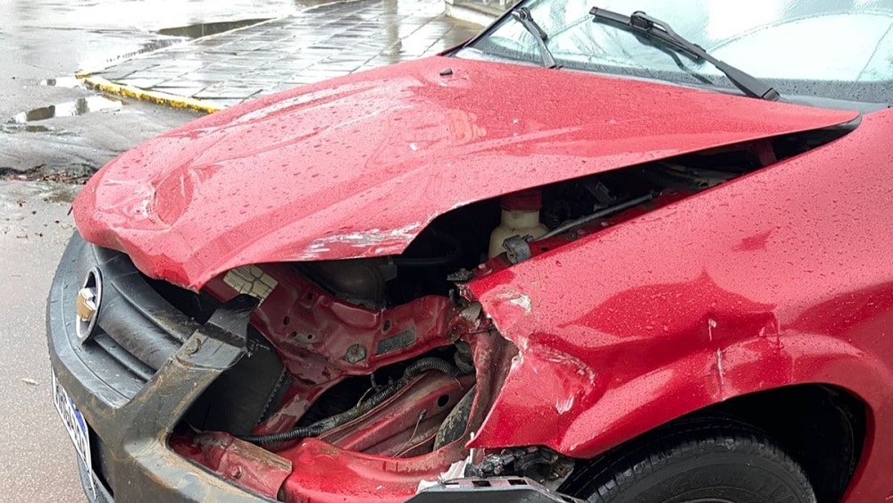 Caminhão e carro batem em cruzamento de Camaquã
