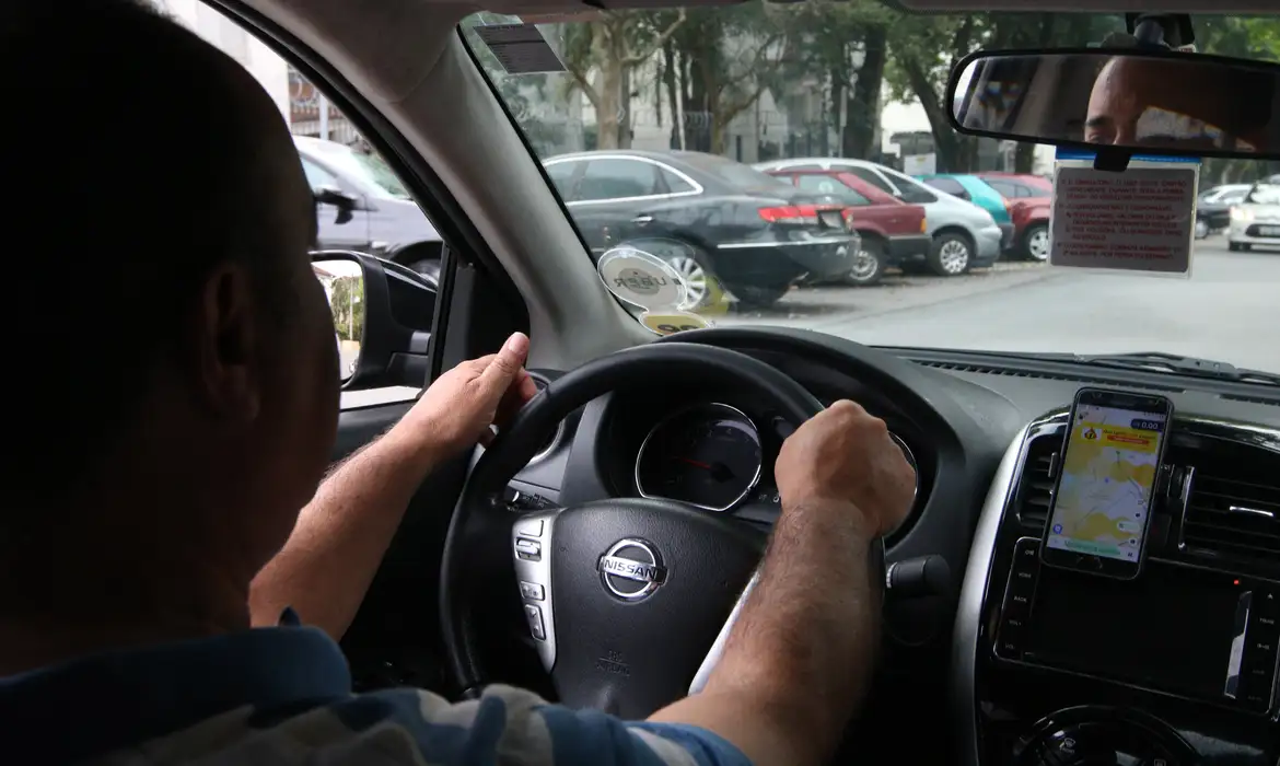 Pesquisa mostra que motoristas de aplicativo trabalham até a exaustão