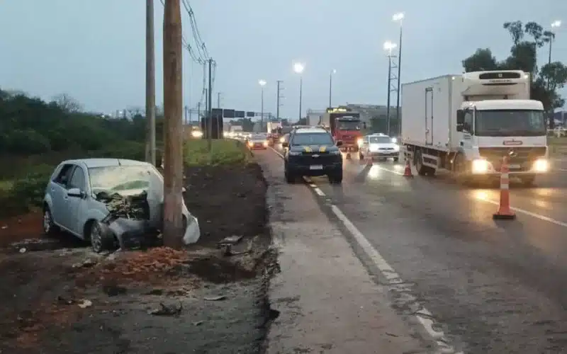 Carro bate em poste na BR-290 e motorista morre
