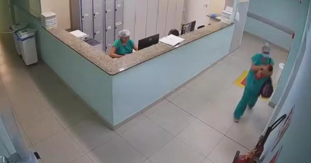 Enfermeira esconde bebê em bolsa e tenta fugir de hospital