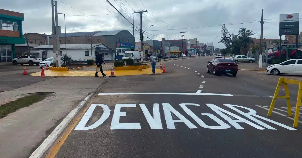 Obra de sinalização gera atenção ao trânsito em Camaquã