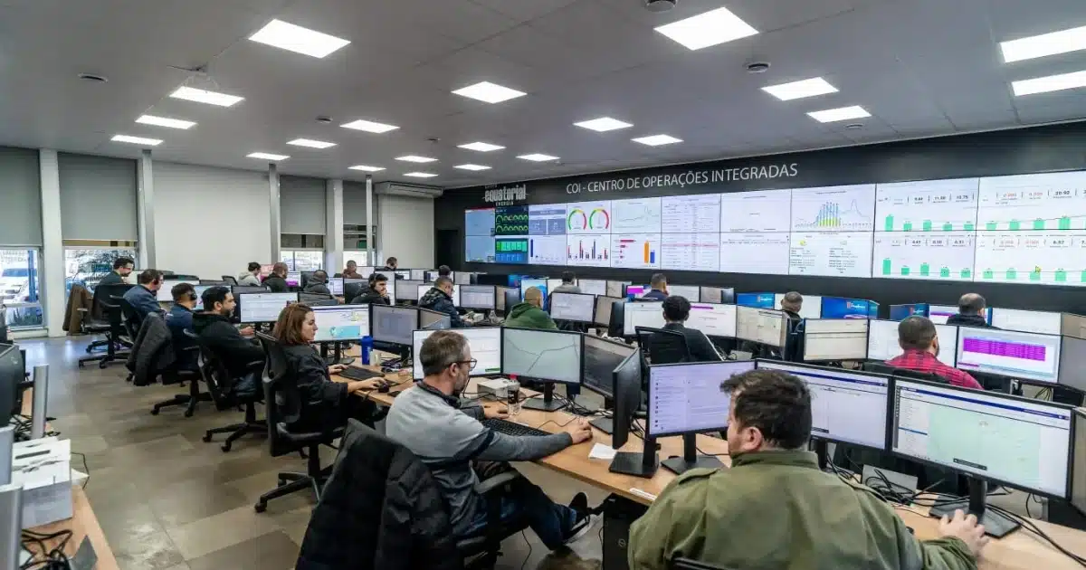 CEEE Equatorial reforça equipes após alerta de tempestade
