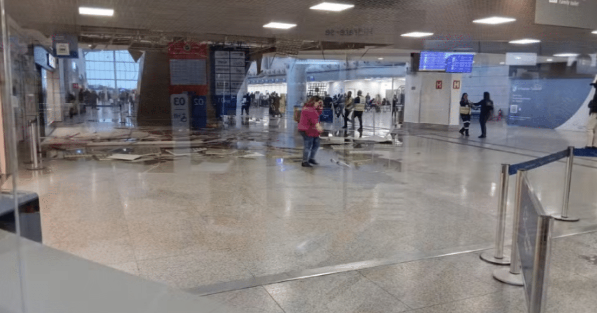 Parte do teto do Aeroporto Salgado Filho desaba e área de check-in é isolada