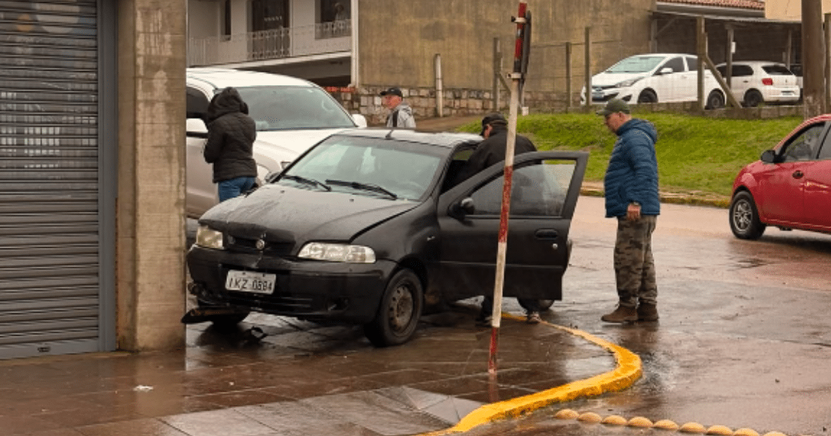 Carro derruba placa de sinalização no Centro de Camaquã