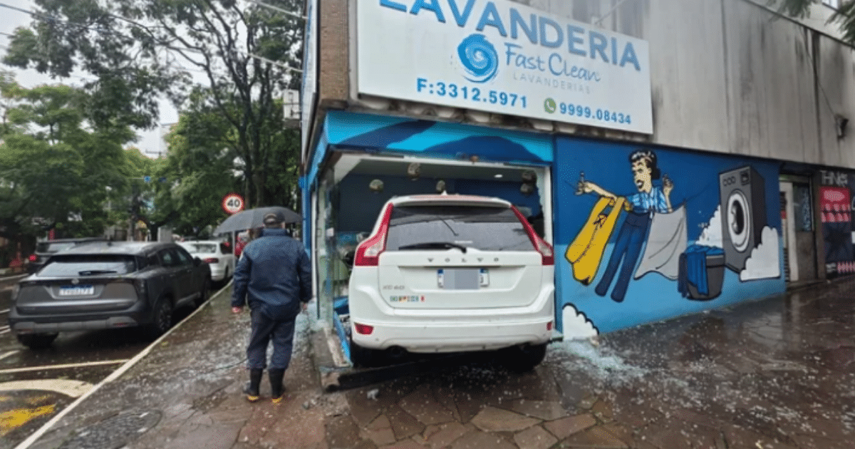Carro invade lavanderia e assusta clientes em Porto Alegre