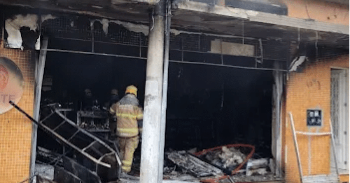 Incêndio destrói prédio comercial no centro de Pelotas