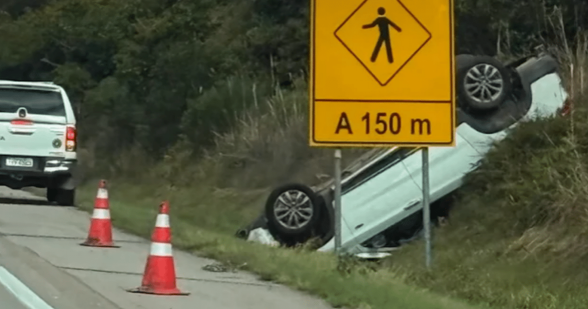 Motorista fica ferido após caminhonete capotar na BR-116, em Cristal