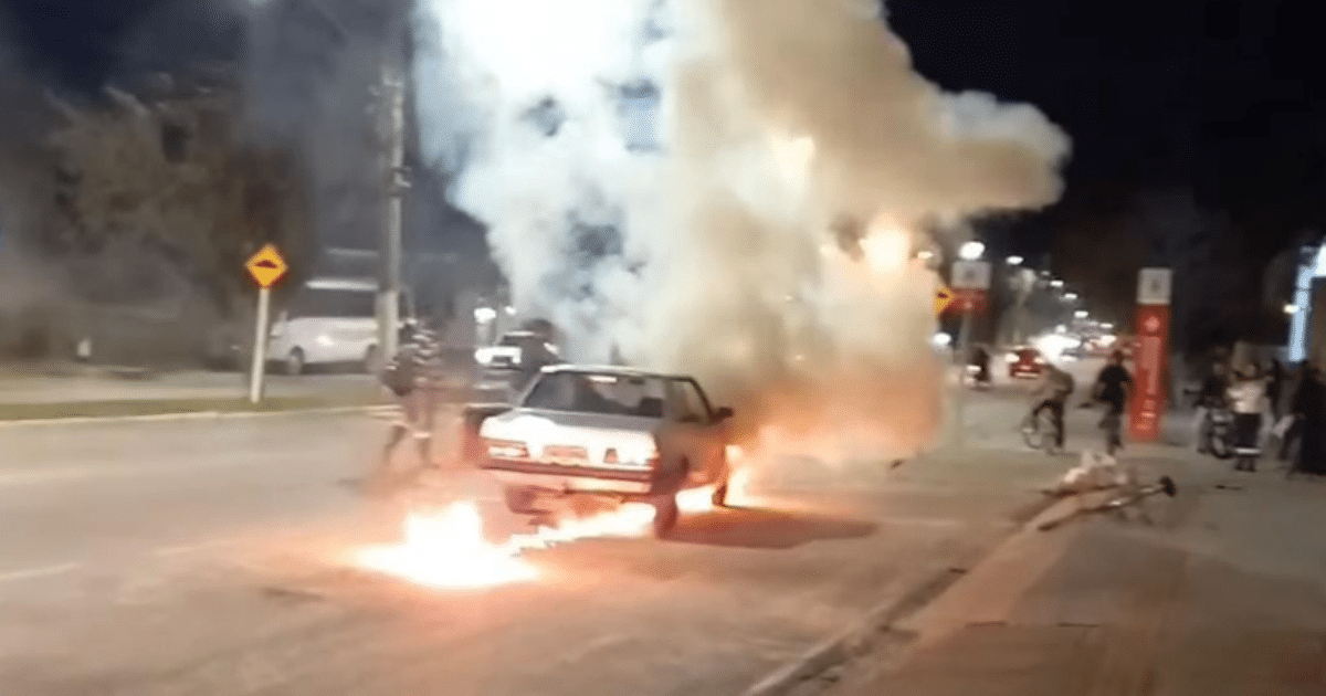 Carro pega fogo na Faixinha, em Camaquã