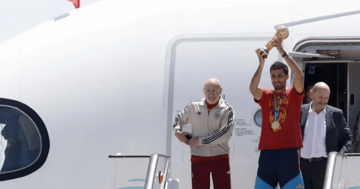 Espanha retorna a Madri com taça da Copa do Mundo e inicia festa com torcedores