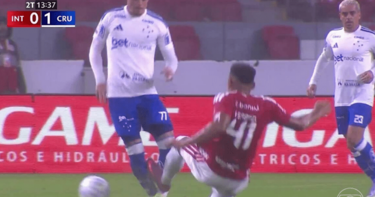 Jogador do Cruzeiro sofre grave lesão após falta de zagueiro do Inter